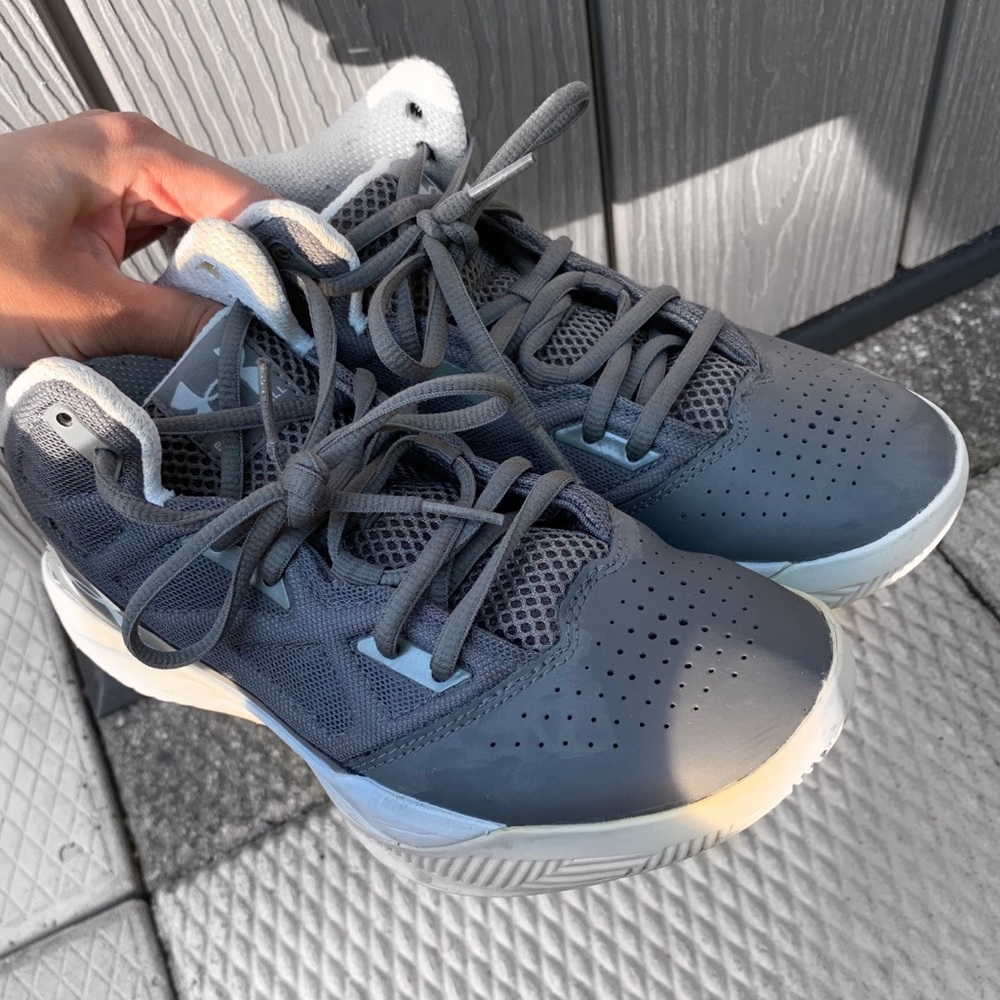 UNDERARMER BASKETBALL SHOES